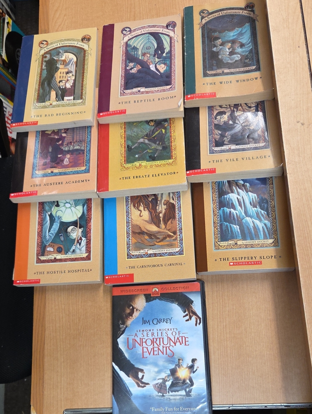 A Series of Unfortunate Events by Lemony Snicket Set 1-10 Missing 4 + Dvd